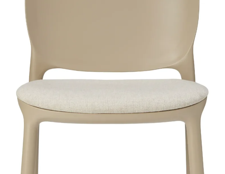 krzesło Hug, krzesło Scab Design, krzesło plastikowe, sztaplowane, skandynawski styl, balkon, taras, kawiarnia