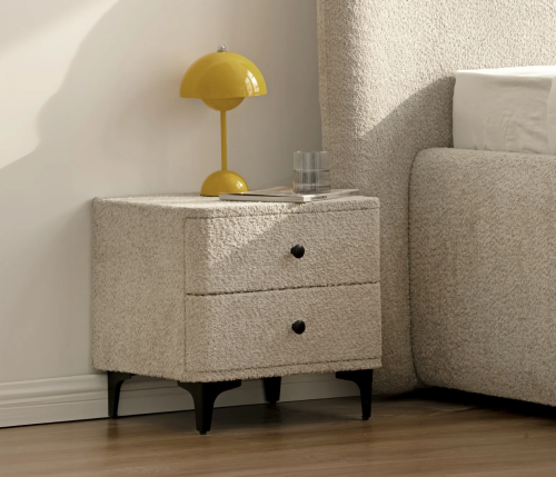 szafka nocna Art Deco, szafka nocna tapicerowana, szafka bouclé szara, szafka nocna do sypialni, nowoczesna szafka nocna, szafka z szufladami, elegancka szafka nocna, szafka nocna metalowe nóżki, szafka nocna uchwyty czarne, designerska szafka nocna