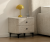 szafka nocna Art Deco, szafka nocna tapicerowana, szafka bouclé szara, szafka nocna do sypialni, nowoczesna szafka nocna, szafka z szufladami, elegancka szafka nocna, szafka nocna metalowe nóżki, szafka nocna uchwyty czarne, designerska szafka nocna