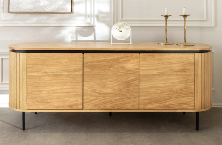 komoda Atelier, komoda dębowa, komoda nowoczesna, komoda z czarnymi nogami, komoda do salonu, komoda do sypialni, komoda z półkami, komoda drewniana, komoda z prążkowanymi bokami, komoda elegancka