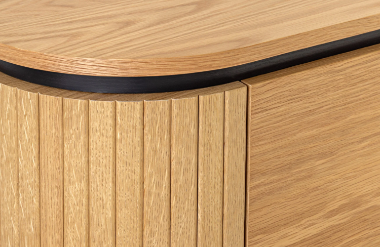 komoda Atelier, komoda dębowa, komoda nowoczesna, komoda z czarnymi nogami, komoda do salonu, komoda do sypialni, komoda z półkami, komoda drewniana, komoda z prążkowanymi bokami, komoda elegancka