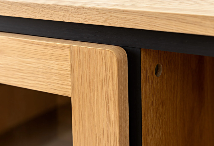 gablota Atelier, gablota dębowa, gablota z drewna i metalu, nowoczesna gablota do salonu, elegancka witryna drewniana, witryna Atelier, gablota do jadalni