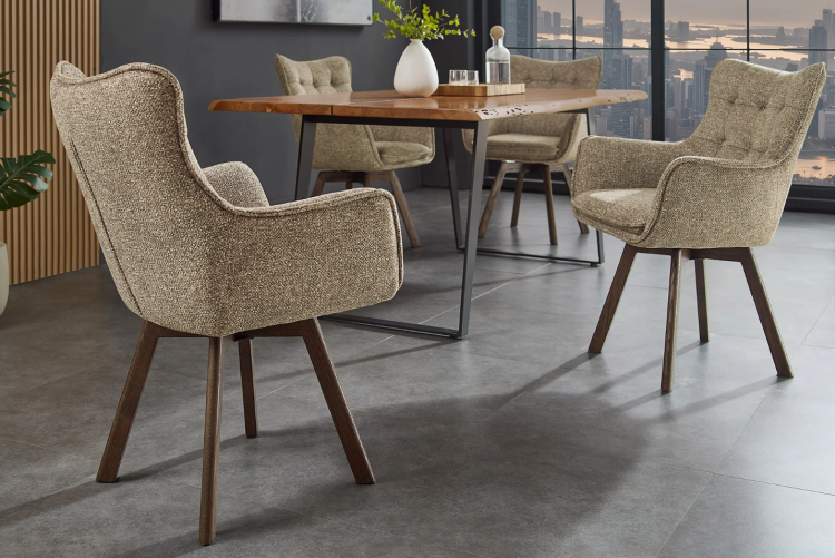 fotel obrotowy Thor, fotel z funkcją obrotu, fotel 360 stopni, fotel z drewnianymi nogami, fotel dębowy, fotel z podłokietnikami, fotel do salonu, elegancki fotel tapicerowany, fotel w jasnobrązowej tkaninie