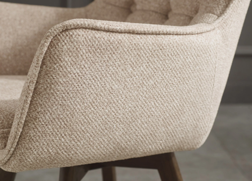 fotel obrotowy Thor, fotel z funkcją obrotu, fotel 360 stopni, fotel z drewnianymi nogami, fotel dębowy, fotel z podłokietnikami, fotel do salonu, elegancki fotel tapicerowany, fotel w jasnobrązowej tkaninie