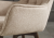 fotel obrotowy Thor, fotel z funkcją obrotu, fotel 360 stopni, fotel z drewnianymi nogami, fotel dębowy, fotel z podłokietnikami, fotel do salonu, elegancki fotel tapicerowany, fotel w jasnobrązowej tkaninie