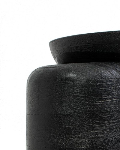 stolik boczny Elias, stolik czarny drewno mango, stolik nowoczesny, stolik designerski, stolik asymetryczny, stolik rzeźbiarski, stolik pomocniczy, stolik do salonu, stolik przy sofie, stolik przy fotelu