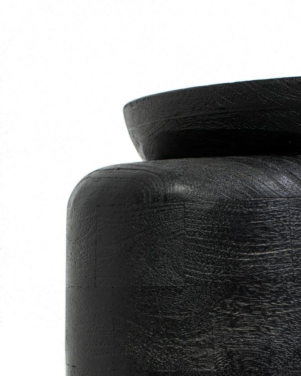 stolik boczny Elias, stolik czarny drewno mango, stolik nowoczesny, stolik designerski, stolik asymetryczny, stolik rzeźbiarski, stolik pomocniczy, stolik do salonu, stolik przy sofie, stolik przy fotelu