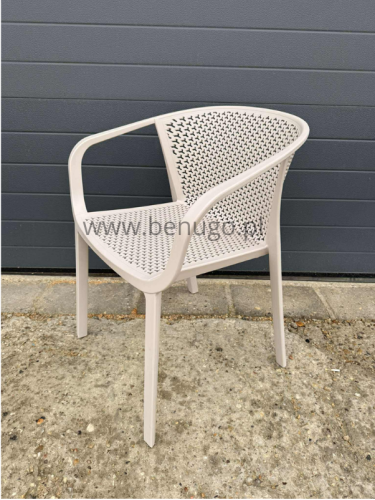 krzesło outdoor, nowoczesne krzesło, meble ogrodowe, odporność na warunki, perforowane oparcie, podłokietniki, ergonomia, komfort, styl industrialny, sztaplowanie, ogródek restauracyjny, balkon, trwałość, design