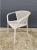 krzesło outdoor, nowoczesne krzesło, meble ogrodowe, odporność na warunki, perforowane oparcie, podłokietniki, ergonomia, komfort, styl industrialny, sztaplowanie, ogródek restauracyjny, balkon, trwałość, design