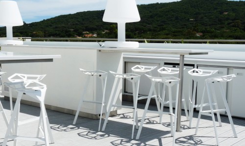 Magis_stool_one_contract_SD5490_white_skybarMoët_Saint_Tropez_outdoor_01.jpg