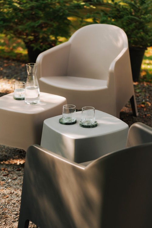 stolik boczny Milane, stolik boczny Ferne, stolik boczny z tworzywa, stolik boczny outdoorowy, stolik boczny tarasowy, stolik boczny sztaplowany