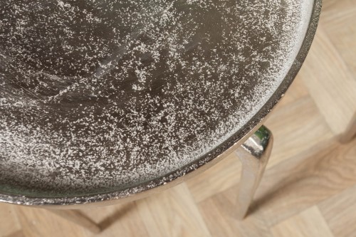Stolik Nju wykonany ze stopu metali - aluminium w kolorze srebrnym, ręcznie wykonany wzór