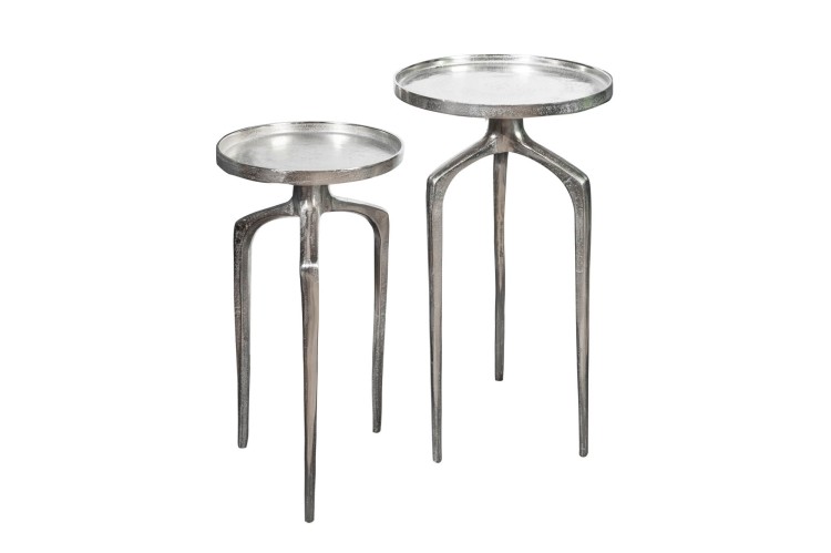 Stolik Nju wykonany ze stopu metali - aluminium w kolorze srebrnym, ręcznie wykonany wzór