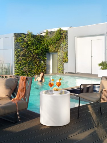 Stolik kawowy Cylinder Lyxo Design, stolik kawowy z tworzywa sztucznego, stolik kawowy outdoorowy, stolik kawowy na zewnątrz, stolik kawowy eventowy, ława na dwór, stolik do ogrodu