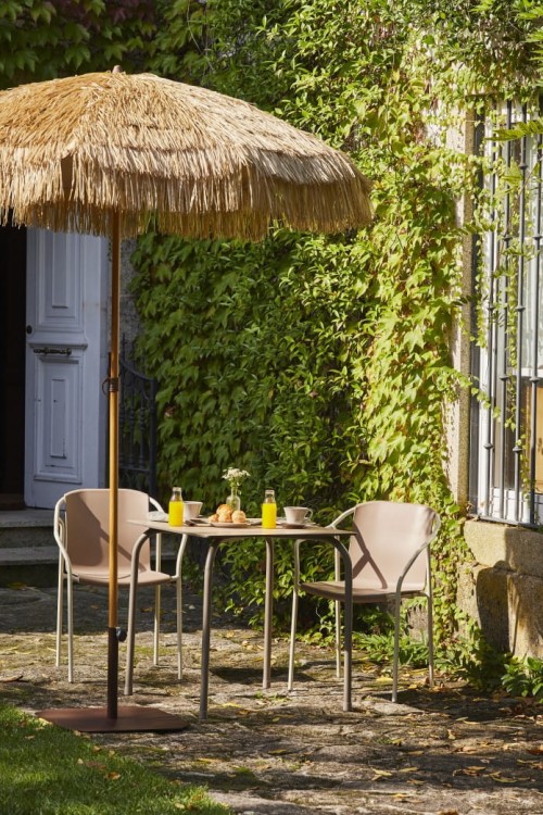 Parasol ogrodowy Ezpeleta Manila, starannie wykonany produkt, który chroni przez niebezpiecznym promieniem UV, wytrzymały oraz odporny na temperaturę, nowoczesny design