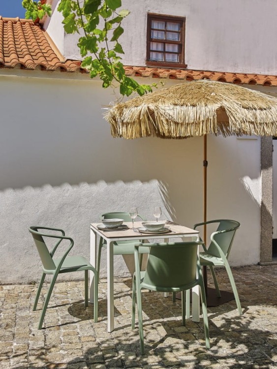 Parasol ogrodowy Ezpeleta Manila, starannie wykonany produkt, który chroni przez niebezpiecznym promieniem UV, wytrzymały oraz odporny na temperaturę, nowoczesny design