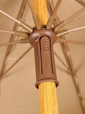 Parasol ogrodowy Ezpeleta Manila, starannie wykonany produkt, który chroni przez niebezpiecznym promieniem UV, wytrzymały oraz odporny na temperaturę, nowoczesny design