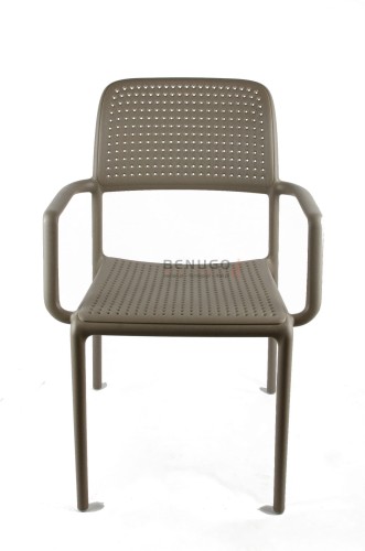 Krzesło Bora włoskiej marki Nardi kolor tortora beżowy sztaplowane do ogrodu ogródka na taras do hotelu restauracji kawiarni lodziarni na balkon