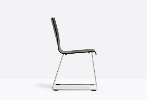krzesło Kuadra, krzesło Pedrali, krzesło stalowe, krzesło drewniane, krzesło do jadalni, krzesło do kawiarni, krzesło do restauracji, nowoczesny design, włoski design