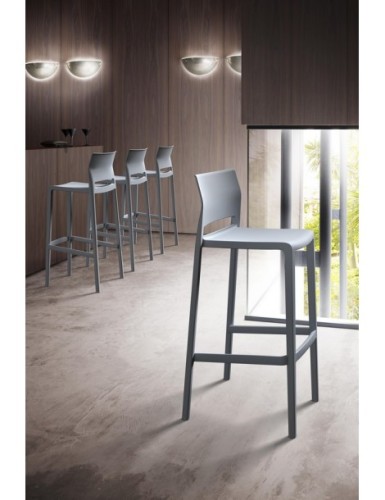 hoker Bakhita, nowoczesny hoker, hoker z tworzywa, odporny hoker, meble outdoorowe, meble barowe, sztaplowany hoker, designerski hoker, barowy stołek, kuchenny hoker