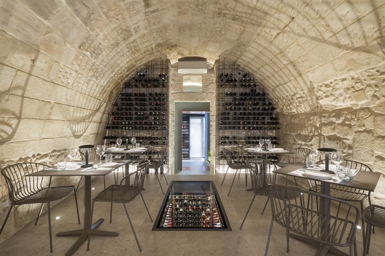 krzesło Amitha, styl industrialny, krzesło outdoor, krzesło do restauracji, minimalizm, trwałość, odporność na warunki, nowoczesny design, pręty stalowe, loft, meble komercyjne