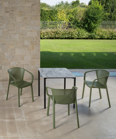 krzesło outdoor, nowoczesne krzesło, meble ogrodowe, odporność na warunki, perforowane oparcie, podłokietniki, ergonomia, komfort, styl industrialny, sztaplowanie, ogródek restauracyjny, balkon, trwałość, design