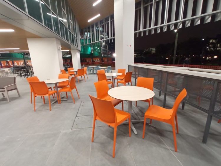 krzesło Iris, krzesło ogrodowe, nowoczesne krzesło, krzesło do kawiarni, odporność UV, tworzywo sztuczne, krzesło sztaplowane, ergonomiczne, krzesło do restauracji, krzesło na taras, wersja z podłokietnikami