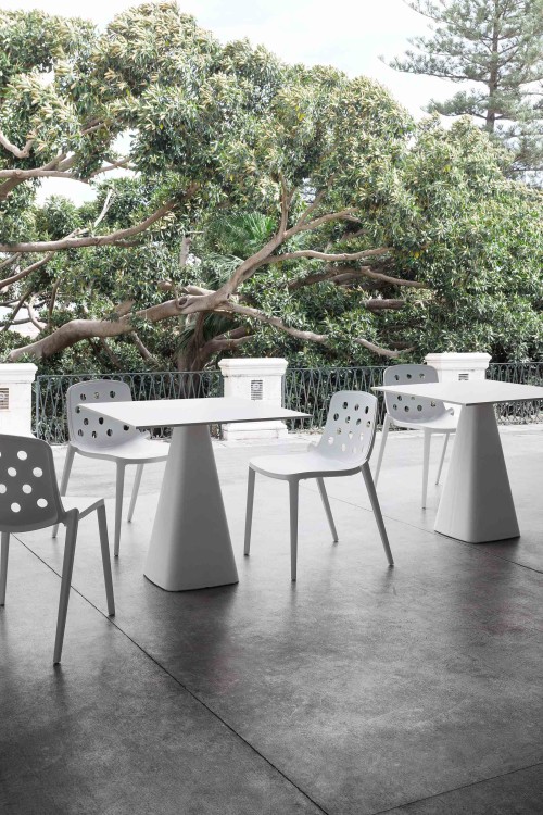 krzesło Isidora, krzesło outdoor, nowoczesne krzesło, sztaplowane krzesło, odporność na warunki atmosferyczne, ergonomiczne siedzisko, krzesło do restauracji, krzesło na taras, krzesło z tworzywa