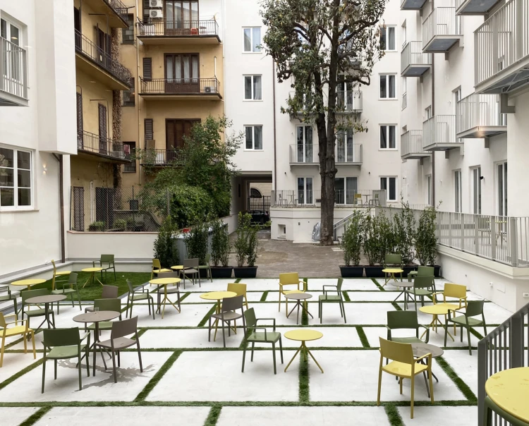 krzesło Lilibet, krzesło do kawiarni, krzesło na taras, meble restauracyjne, odporne krzesło outdoor, nowoczesne krzesło z tworzywa, wersja z podłokietnikami, krzesło do gastronomii, trwałe krzesło z tworzywa, lekkie krzesło plastikowe