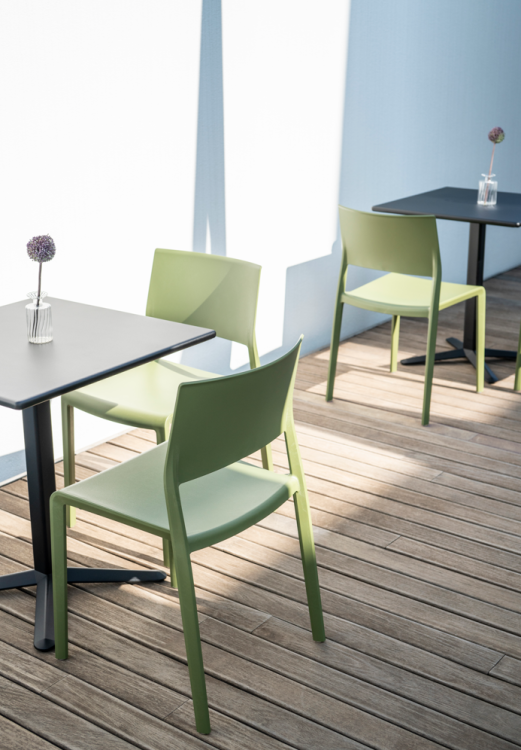 krzesło Lilibet, krzesło do kawiarni, krzesło na taras, meble restauracyjne, odporne krzesło outdoor, nowoczesne krzesło z tworzywa, wersja z podłokietnikami, krzesło do gastronomii, trwałe krzesło z tworzywa, lekkie krzesło plastikowe