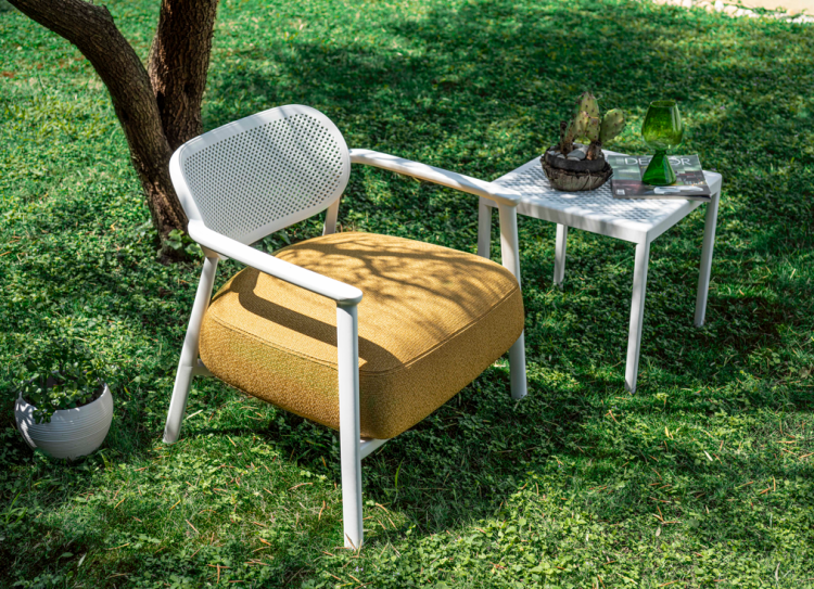 fotel Nuta, Gaber, fotel z podłokietnikami, fotel zewnętrzny, fotel ogrodowy, tapicerowane siedzisko, fotel tarasowy, fotel balkonowy, fotel do restauracji, ergonomiczny fotel, designerski fotel