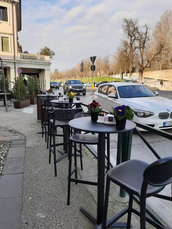 hoker Nuta, Gaber, hoker do kawiarni, hoker tarasowy, ażurowy hoker, nowoczesny hoker z tworzywa, ergonomiczny hoker, hoker sztaplowany, włoski design