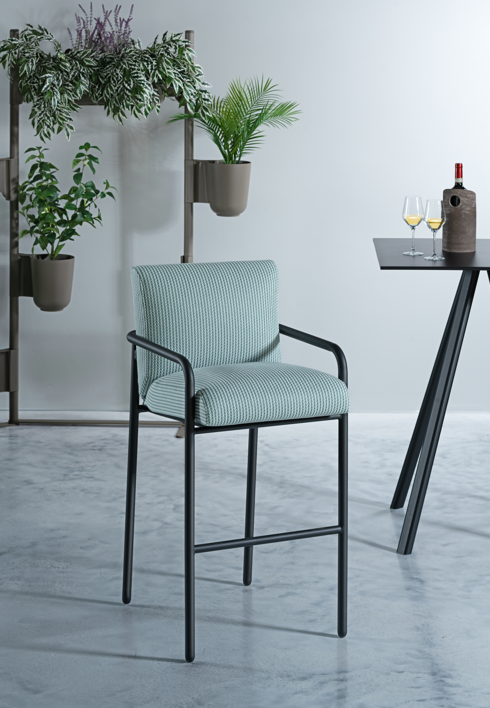 hoker aluminiowy, hoker tapicerowany, nowoczesny hoker, hoker z podłokietnikami, meble do baru, hoker sztaplowany, hoker do kuchni, hoker do restauracji, siedzisko z tapicerką, design meble, hoker Pilar