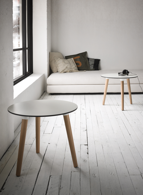 stolik kawowy, stolik pomocniczy, okrągły blat, drewniane nogi, buk, skandynawski styl, włoski design, minimalistyczny stolik, stolik do salonu, stolik do sypialni, stolik do hotelu