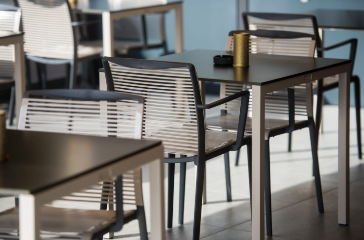 krzesło Avenica, krzesło z tworzywa, krzesło Gaber, krzesło na taras, krzesło outdoorowe, krzesło do restauracji, krzesło sztaplowane, krzesło z podłokietnikami
