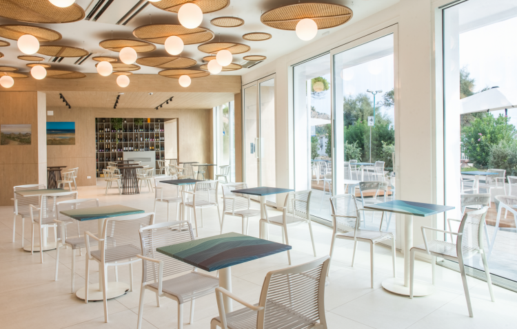 krzesło Avenica, krzesło z tworzywa, krzesło Gaber, krzesło na taras, krzesło outdoorowe, krzesło do restauracji, krzesło sztaplowane, krzesło z podłokietnikami