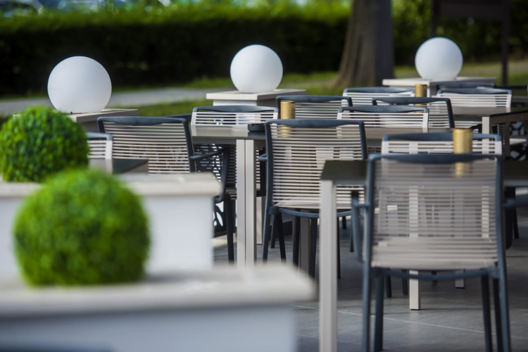 krzesło Avenica, krzesło z tworzywa, krzesło Gaber, krzesło na taras, krzesło outdoorowe, krzesło do restauracji, krzesło sztaplowane, krzesło z podłokietnikami