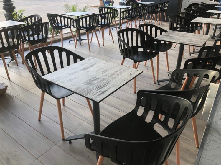 krzesło Basket, krzesło kubełkowe, krzesło z drewnianymi nogami, krzesło z tworzywa, krzesło do jadalni, krzesło do kuchni, krzesło do restauracji, włoski design, krzesło Gaber