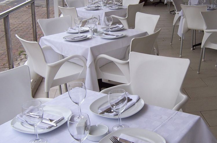 krzesło Beverly, krzesło z tworzywa, krzesło z aluminiowymi nogami, krzesło outdoorowe, krzesło do restauracji, krzesło sztaplowane