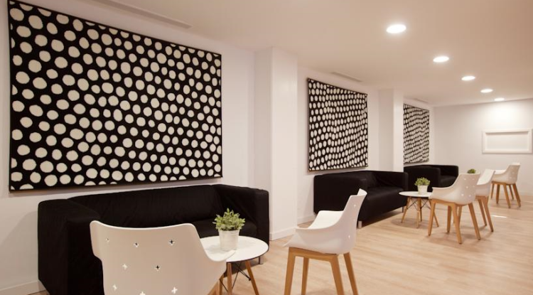 krzesło More, ergonomiczne krzesło, krzesło z podłokietnikami, krzesło do jadalni, krzesło do biura, krzesło konferencyjne, krzesło do restauracji, krzesło do kawiarni, designerskie krzesło, krzesło z tworzywa