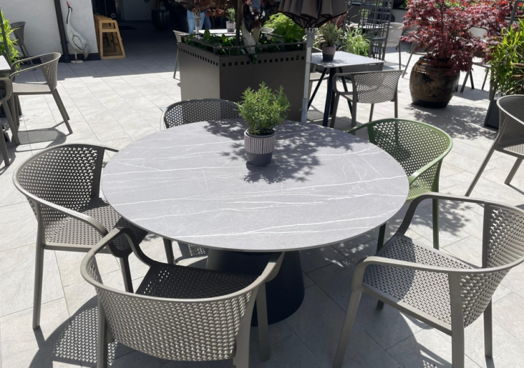 stół Nidaba, nowoczesny stół, stół do kuchni, stół do jadalni, stół do restauracji, stół do kawiarni, stół do hotelu, minimalistyczny stół, stół okrągły