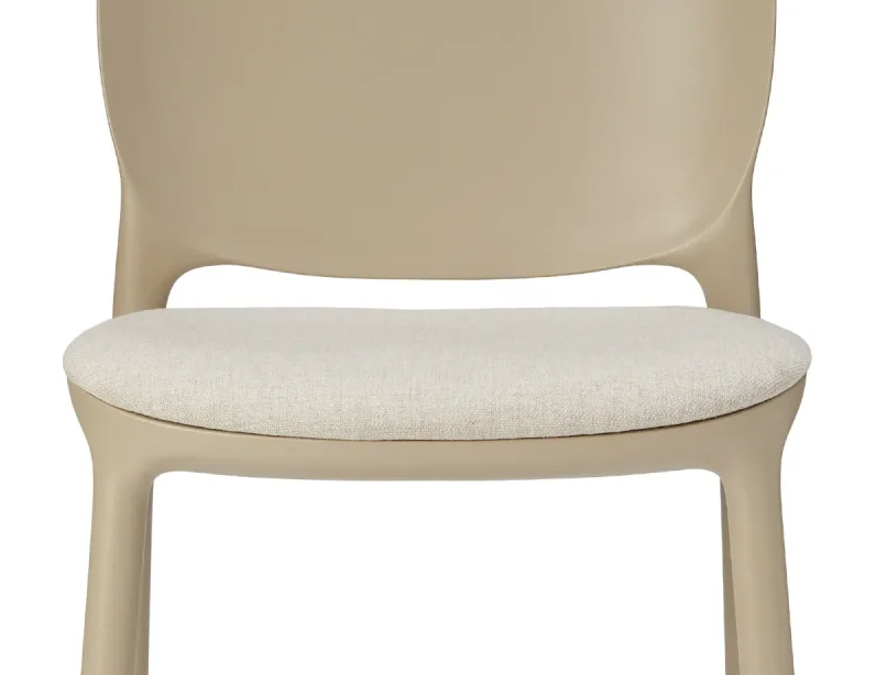 krzesło Hug, krzesło Scab Design, krzesło plastikowe, sztaplowane, skandynawski styl, balkon, taras, kawiarnia