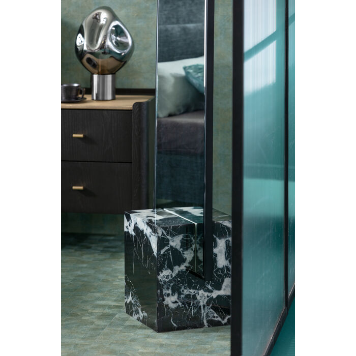 lustro Hulda, lustro Kare Design, lustro marmur, lustro stojące, lustro do sypialni, lustro do przedpokoju, nowoczesne lustro, eleganckie lustro