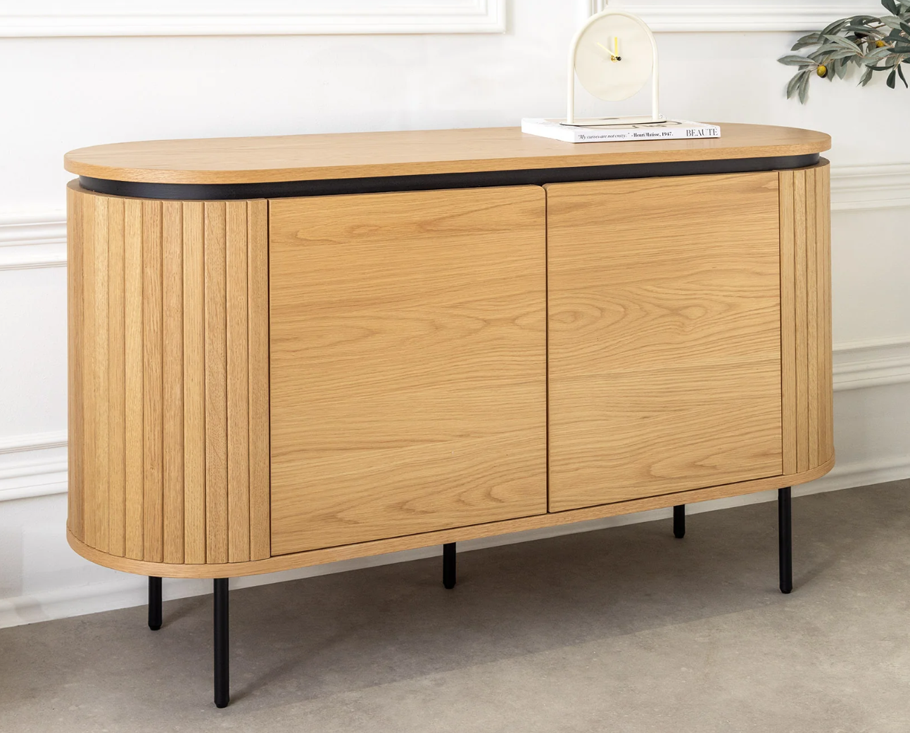 komoda Atelier, komoda dębowa, komoda nowoczesna, komoda z czarnymi nogami, komoda do salonu, komoda do sypialni, komoda z półkami, komoda drewniana, komoda z prążkowanymi bokami, komoda elegancka