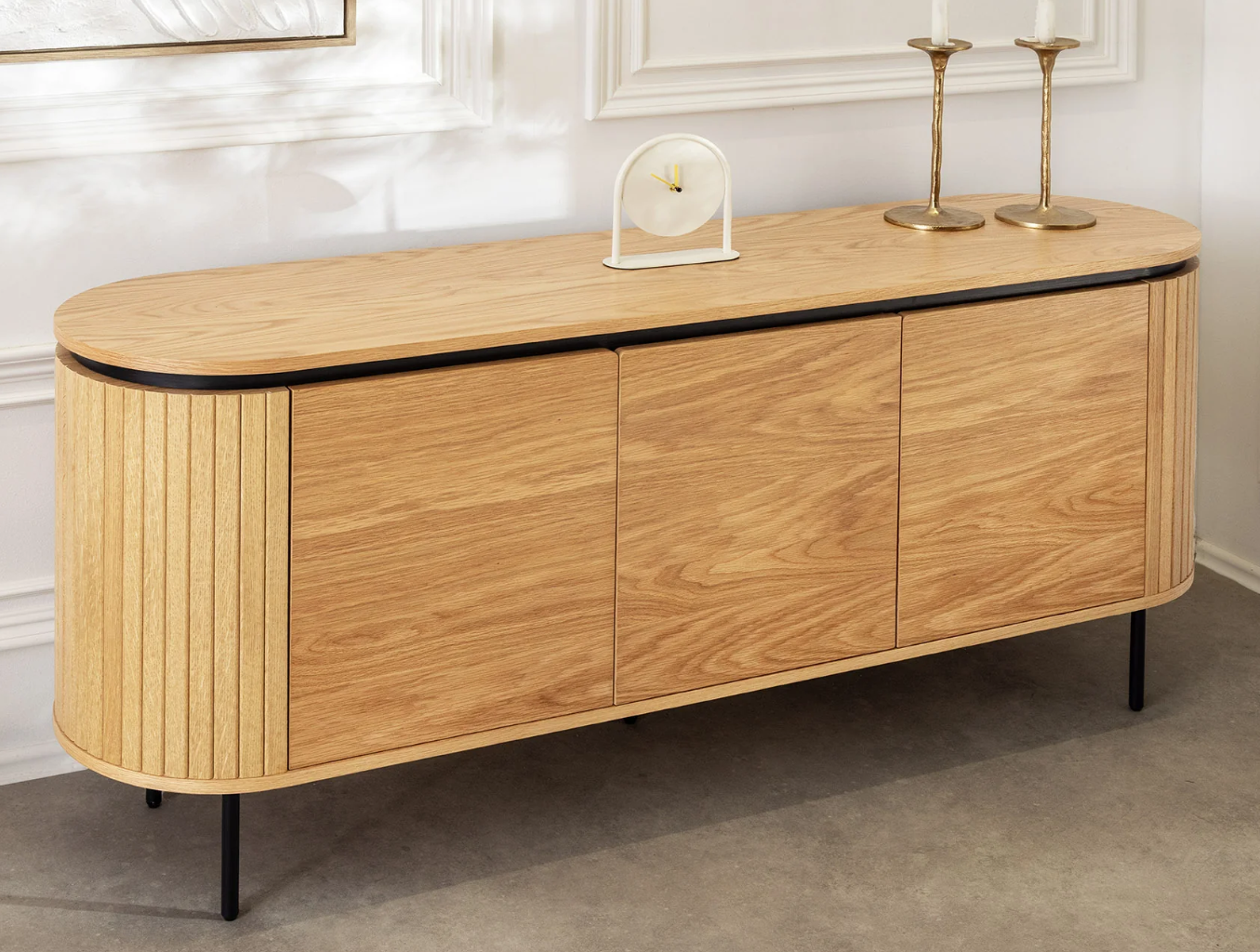 komoda Atelier, komoda dębowa, komoda nowoczesna, komoda z czarnymi nogami, komoda do salonu, komoda do sypialni, komoda z półkami, komoda drewniana, komoda z prążkowanymi bokami, komoda elegancka