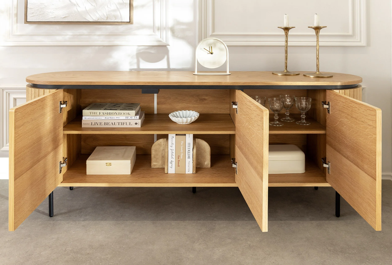 komoda Atelier, komoda dębowa, komoda nowoczesna, komoda z czarnymi nogami, komoda do salonu, komoda do sypialni, komoda z półkami, komoda drewniana, komoda z prążkowanymi bokami, komoda elegancka