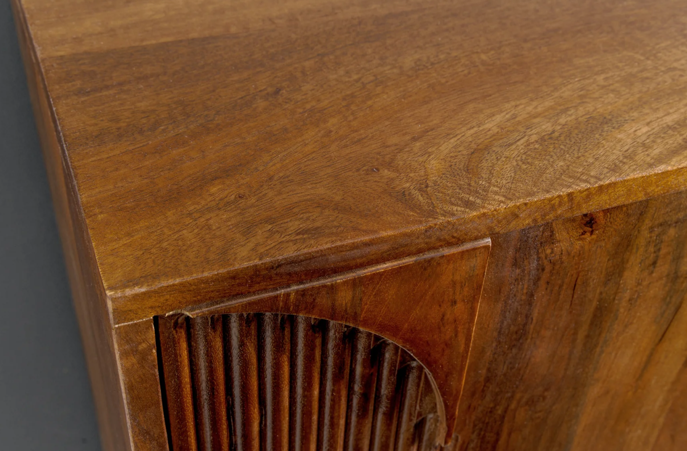 komoda art deco, komoda drewniana, komoda z drewna mango, meble art deco, drewniana komoda do salonu, komoda z rzeźbionymi frontami, komoda designerska, komoda nowoczesna