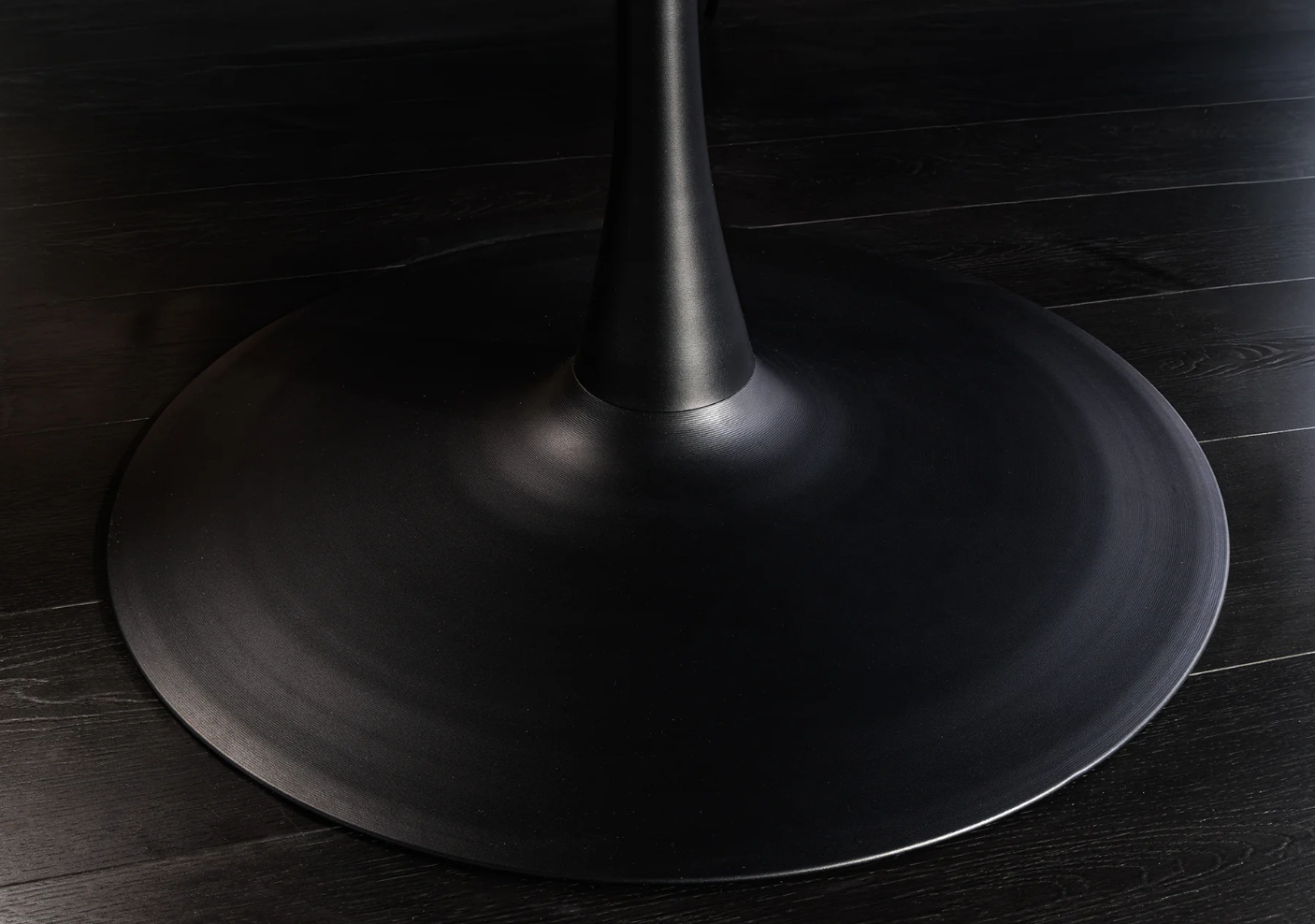 stół Atelier, stół okrągły, stół Invicta, stół dąb, stół okleina dębowa, stół metalowa noga, stół czarna podstawa, stół 120 cm, stół do jadalni, stół do kuchni, nowoczesny stół