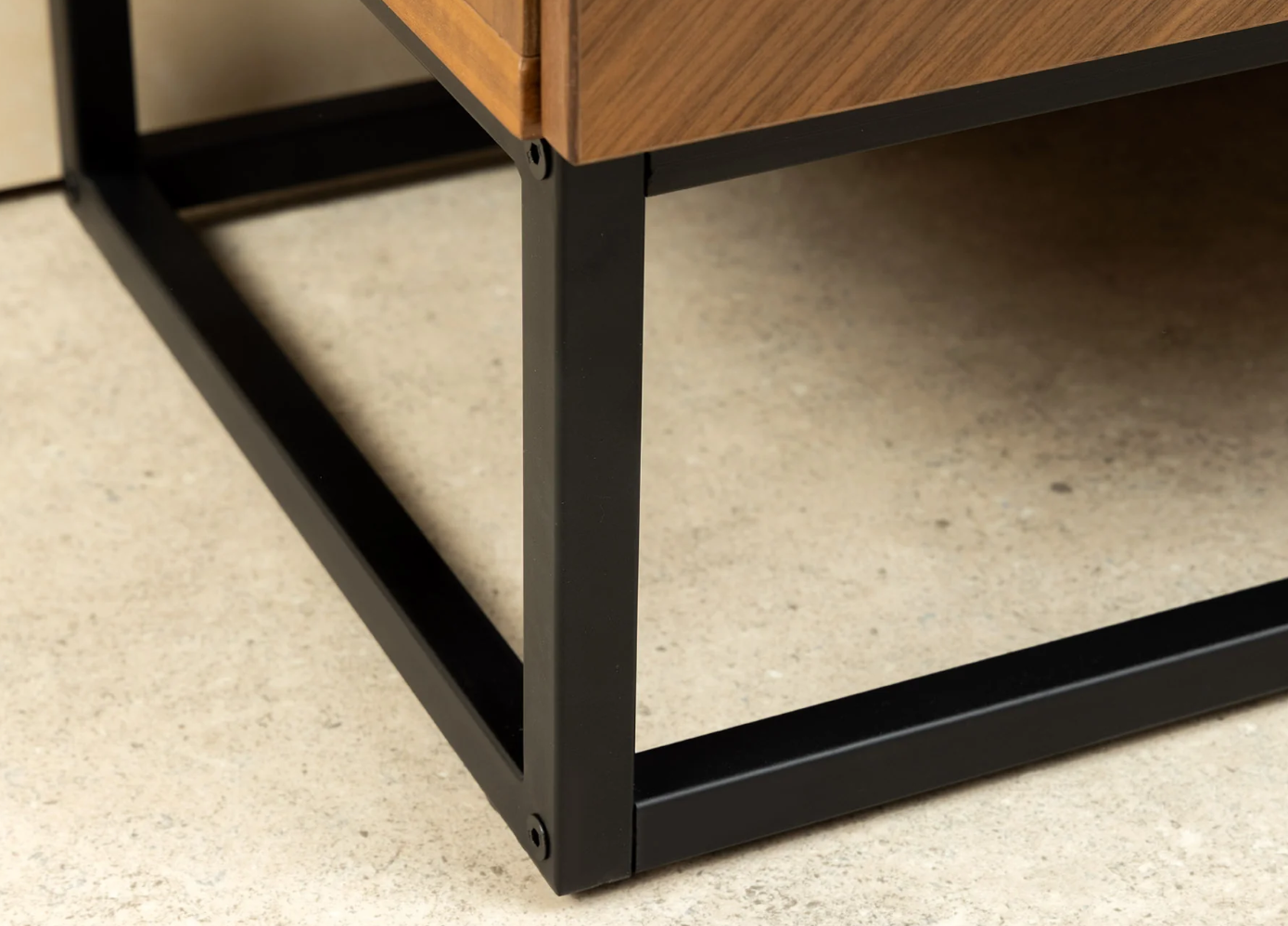 szafka pod TV Grandezza, szafka imitacja dębu, elegancka szafka, nowoczesna szafka, szafka z czarnymi detalami, szafka na stalowych nogach