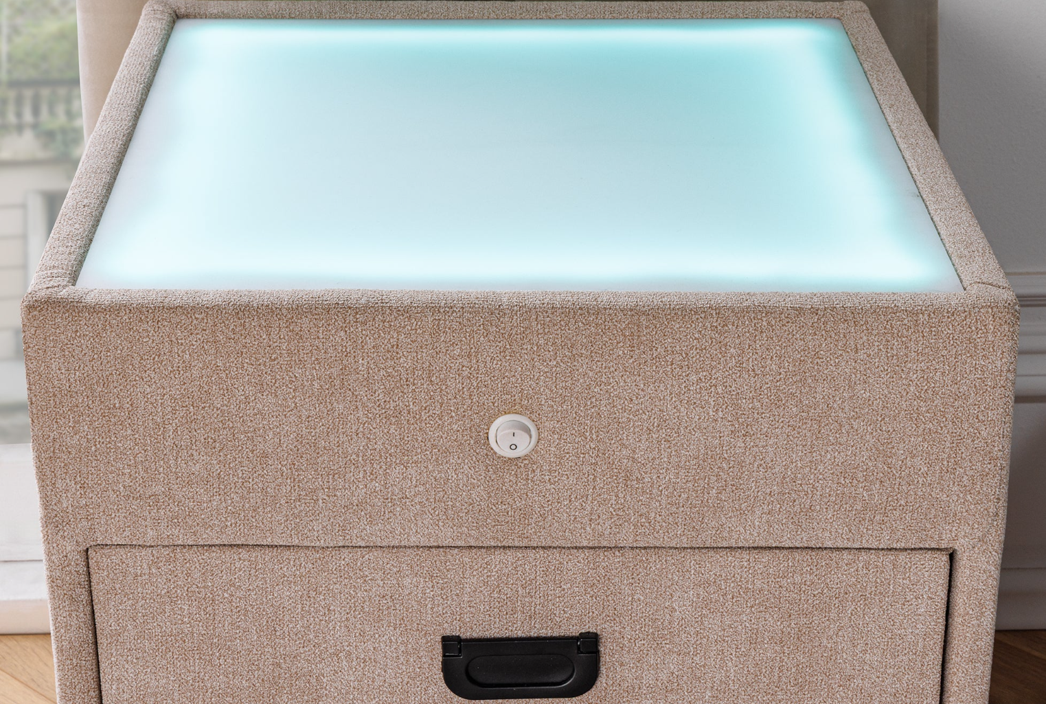 szafka nocna Toulouse, szafka nocna LED, szafka nocna z oświetleniem, szafka nocna aksamitna, szafka nocna tapicerowana, szafka nocna nowoczesna, szafka nocna minimalistyczna, szafka nocna Invicta